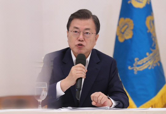 문재인 대통령이 10일 청와대에서 열린 더불어민주당 원내대표단 초청 간담회에 참석해 발언하고 있다. 연합뉴스